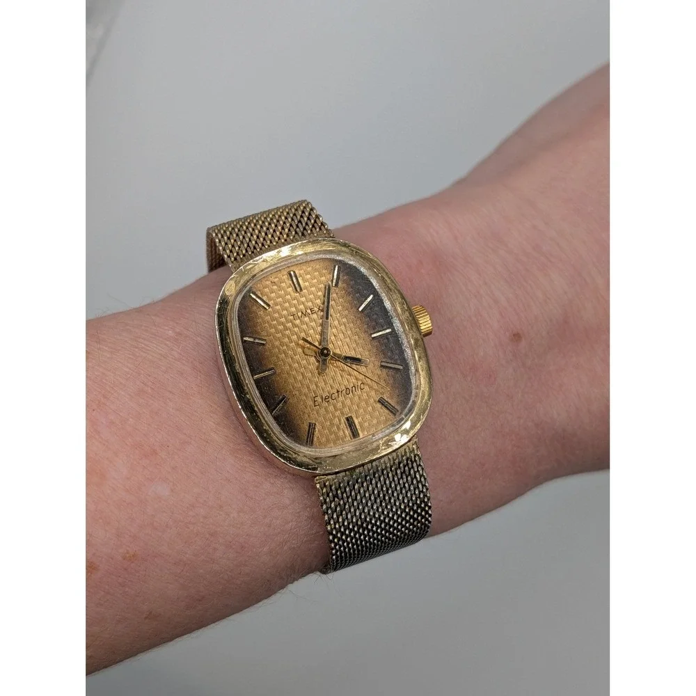 Timex Electronic Vintage Cushion Case Watch Tiger Eye Style Gold Tone Mesh 29mm